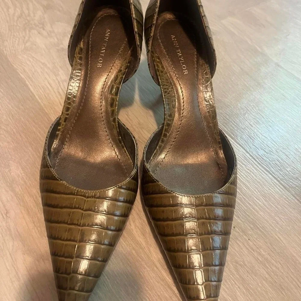 Ann Taylor brown crocodile skin texture kitten heels in US 6.5 Eegance